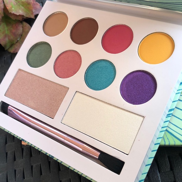New LAURA MAKEUP LABS - Eyeshadow Palette & Brush - Picture 7 of 15